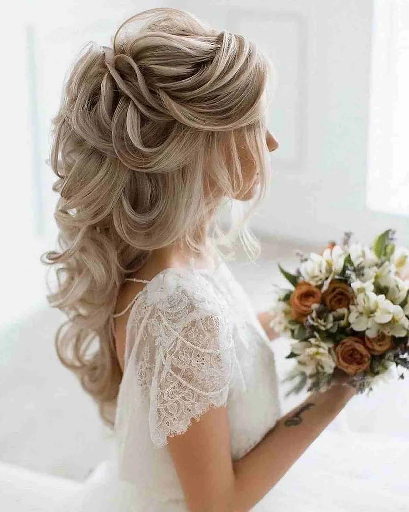 Formálne mäkké a chaotické blond Half Updo' title=