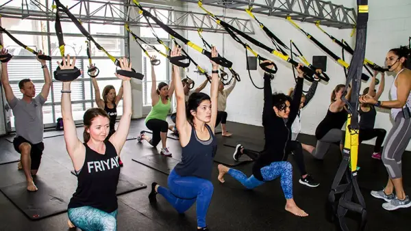 TRX per lo yoga: una guida alla formazione delle sospensioni per gli yogi