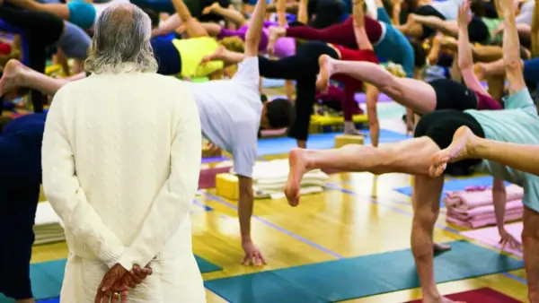 Iyengar in yoga class