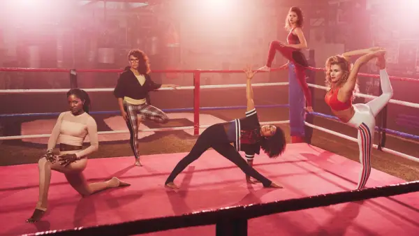 Roupas de ioga inspiradas nos anos 80 estão tendo um momento