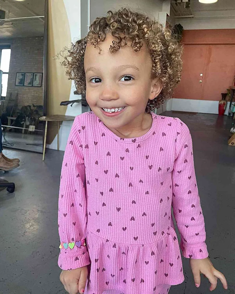 התלתלים הכי חמודים לילדות קטנות עם שיער מתולתל קצר' title=