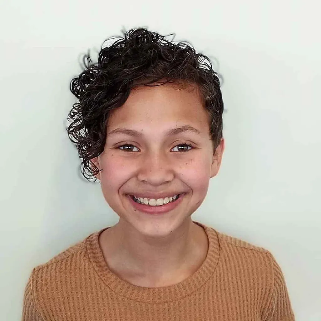 תלתלי 4c פופולריים לילדות קטנות עם שיער מתולתל' title=