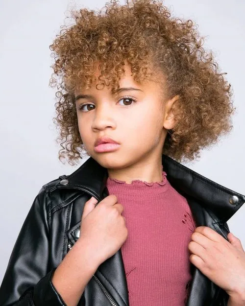 בוב קצר מתולתל לבנות שחורות' title=