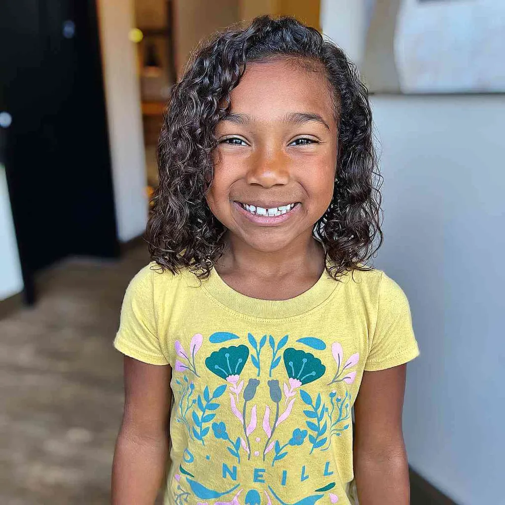 Los 30 peinados rizados más lindos para niñas: niñas pequeñas, niños pequeños y niños