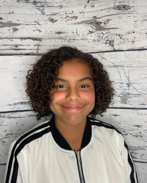 kučeravý strih s ofinou pre dievčatá' title=