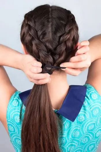 Tutorial pentru păr cu împletitură dublă franceză - Pasul 5.