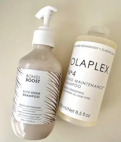 Bondi Boost Rapid Repair Shampoo og Olaplex No. 4 Bond Maintenance Shampoo.