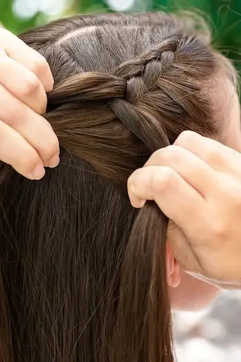 Începând împletitura olandeză pe partea dreaptă.