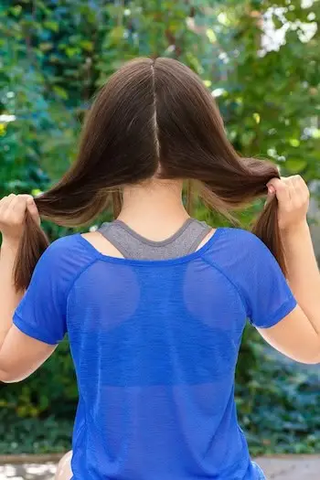 Secționează-ți părul pentru un Updo cu împletitură olandeză dublă.