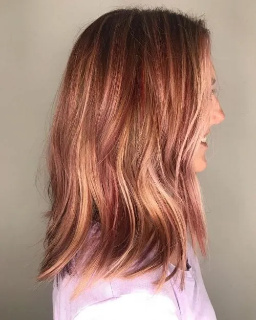 Ljust karamellbrunt hår med mörkröda höjdpunkter' title=