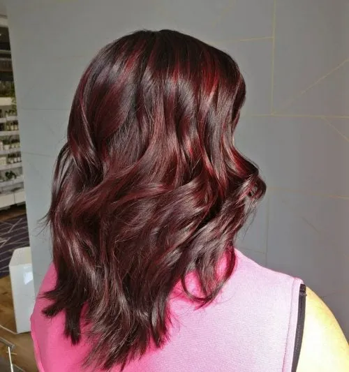 25 cheveux bruns les plus chauds avec des reflets rouges