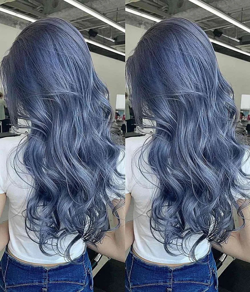 Icy Blue Balayage pro dámy se zářivými dlouhými vlnitými vlasy' title=