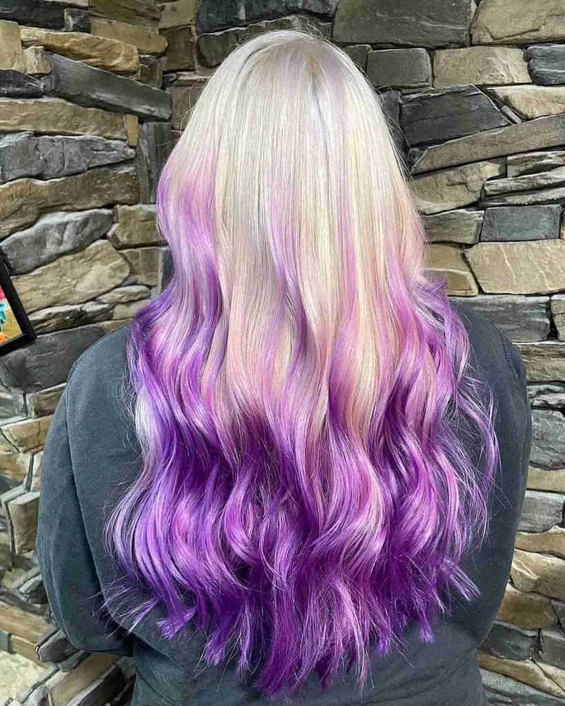 Tonuri de balayage violet viu pe părul blond' title=
