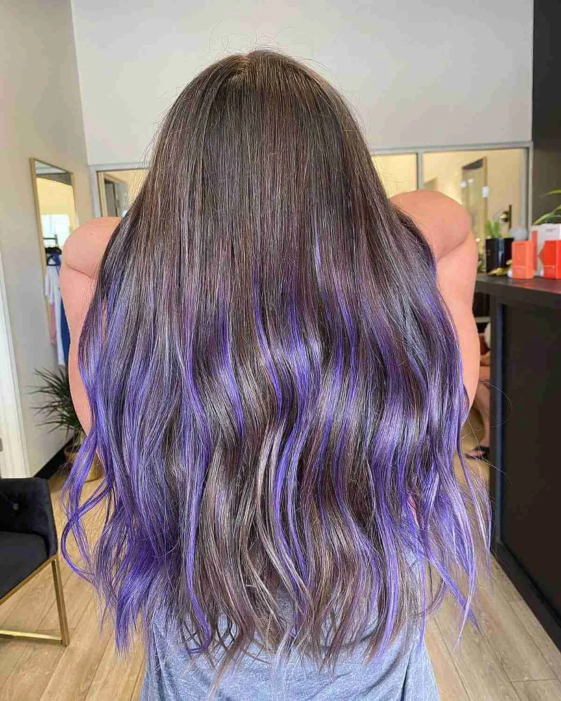 Repere Purple Balayage pastelate pe părul brunet' title=