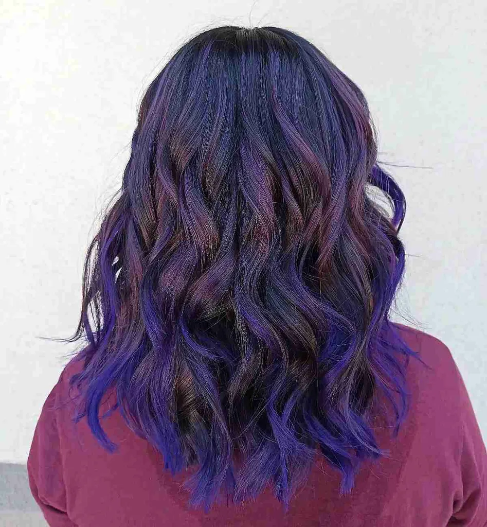 Tonuri dimensionale de balayage violet profund' title=