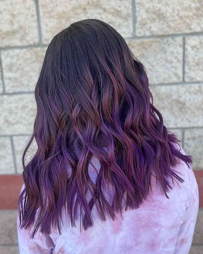 Midnight Purple Balayage ombre pe părul închis la mijloc' title=