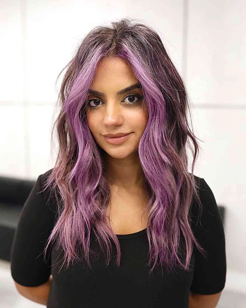 Culoarea părului purpuriu de încadrare a feței' title=