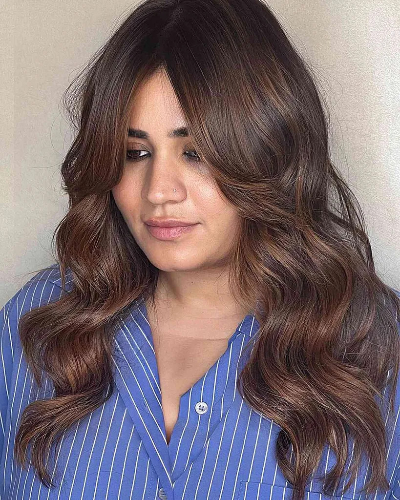 חום שוקולד חום על שיער שחור באורך ארוך' title=