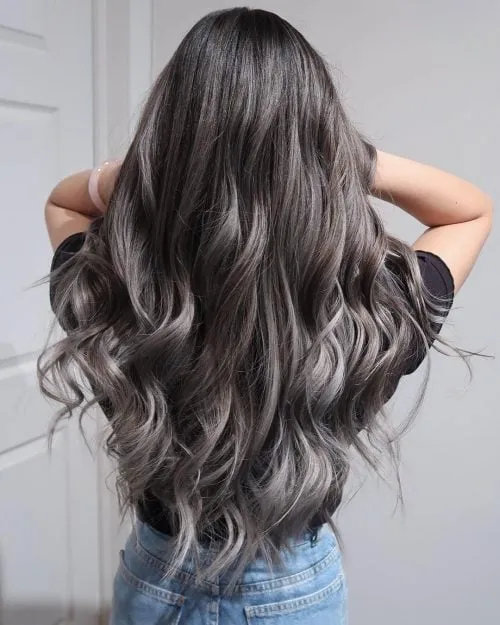 Balayage אפור על שיער שחור' title=