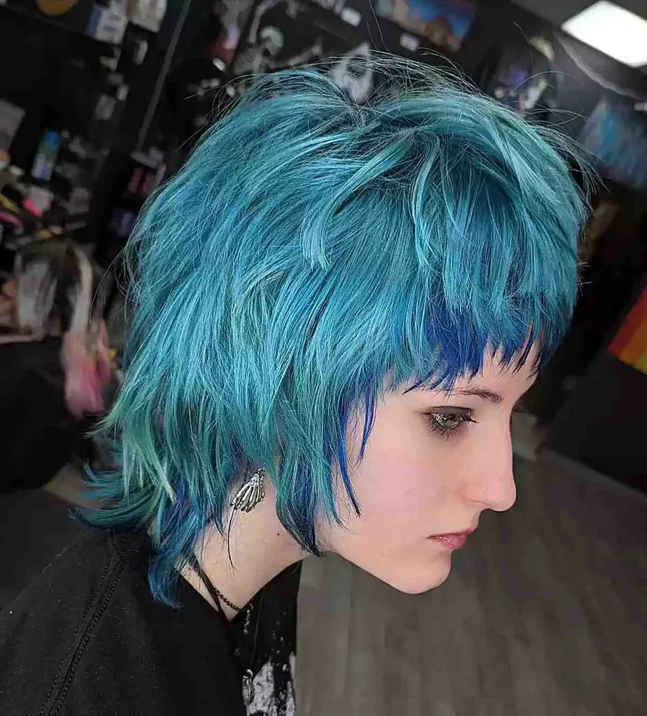 Aqua Blue Balayage toner for middels langt mørkt hår' title=