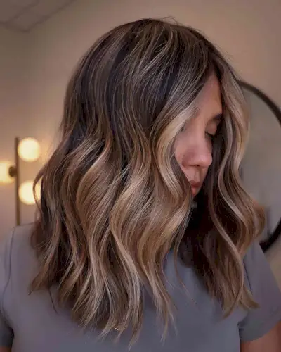 Middle Part Medium-Length Waves with Soft Bronde Balayage Babylights