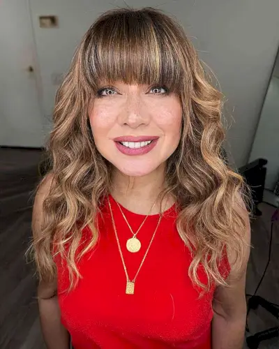 Mid Back-Length Wavy Warm Bronde Balayage Highlights with Straight Bangs