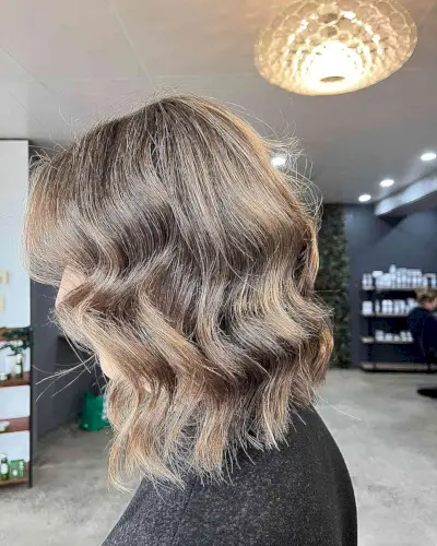 Shoulder-Length Wavy Bronde Balayage Hair