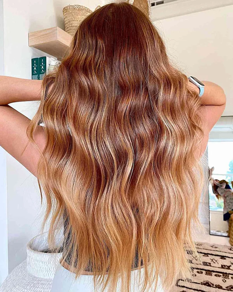 Full Foilayage com Reverse Balayage Hair para cabelos longos com ondas' title=