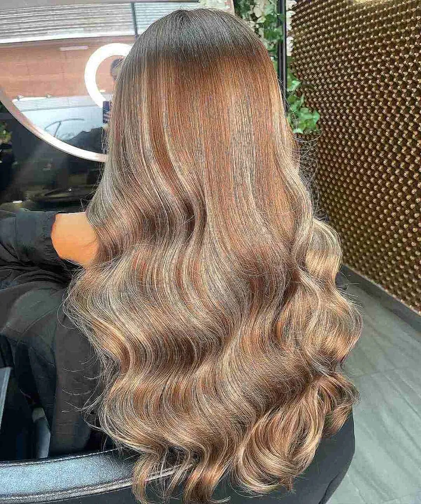 Balayage morena reversa com mechas de cabelo descolorido' title=