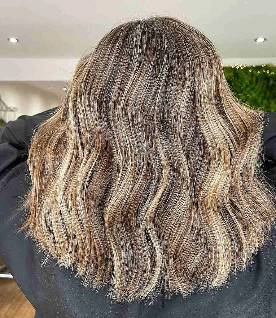 Balayage reverso dimensional loiro-marrom' title=