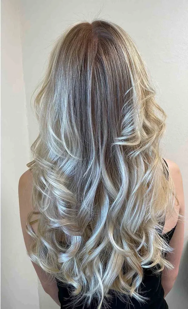 Balayage reverso em cabelo platinado' title=