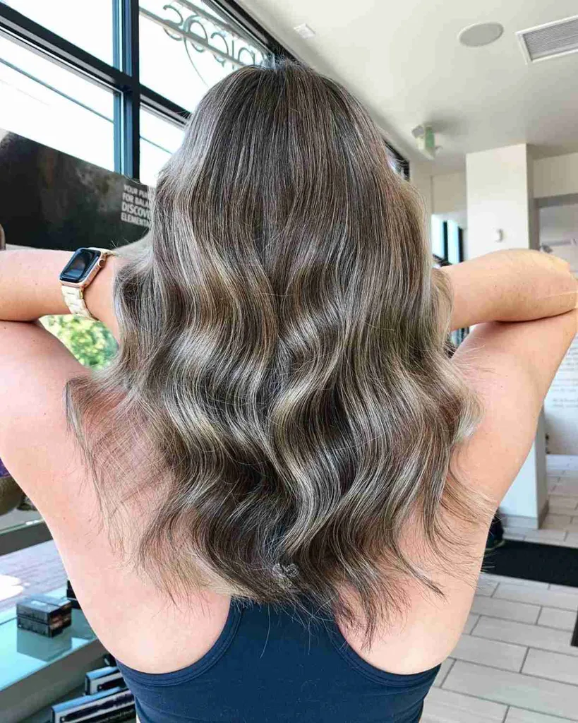 Balayage reverso louro prateado sutil' title=