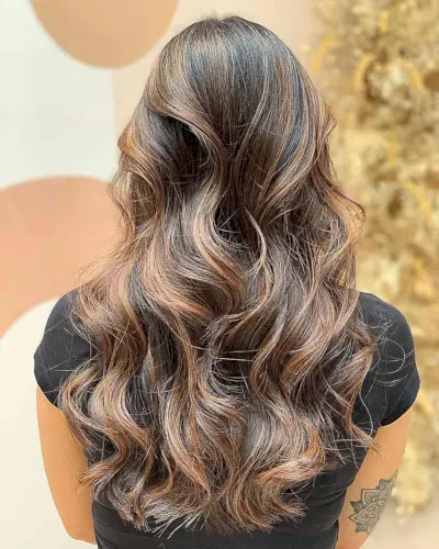 25 exemplos magníficos de caramelo em cabelos pretos