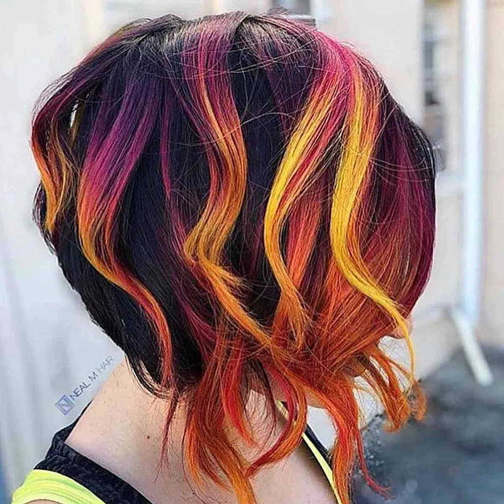 שיער שחור עם צבעים מנוגדים' title=