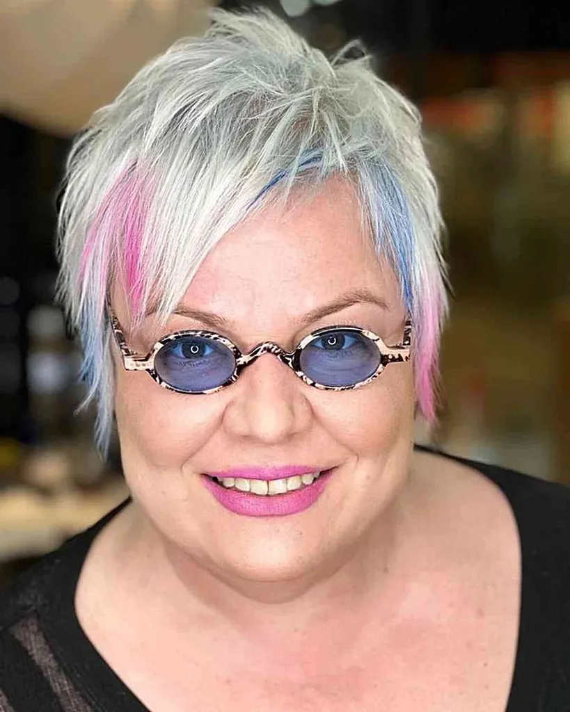 פיקסי פיקסי עם Peekaboo מדגיש את רעיון צבע השיער' title=