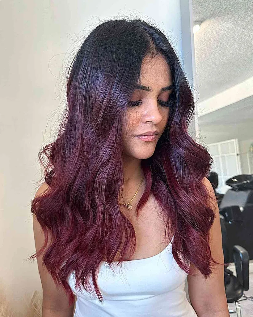 25 Burgunder-Balayage-Haarfarben-Ideen für einen kühlen rötlichen Farbton' title=