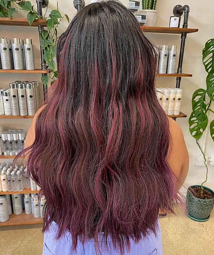Sangria-Rot, sanftes Burgunderrot, Balayage-Ombre mit langen, dezenten Wellen' title=
