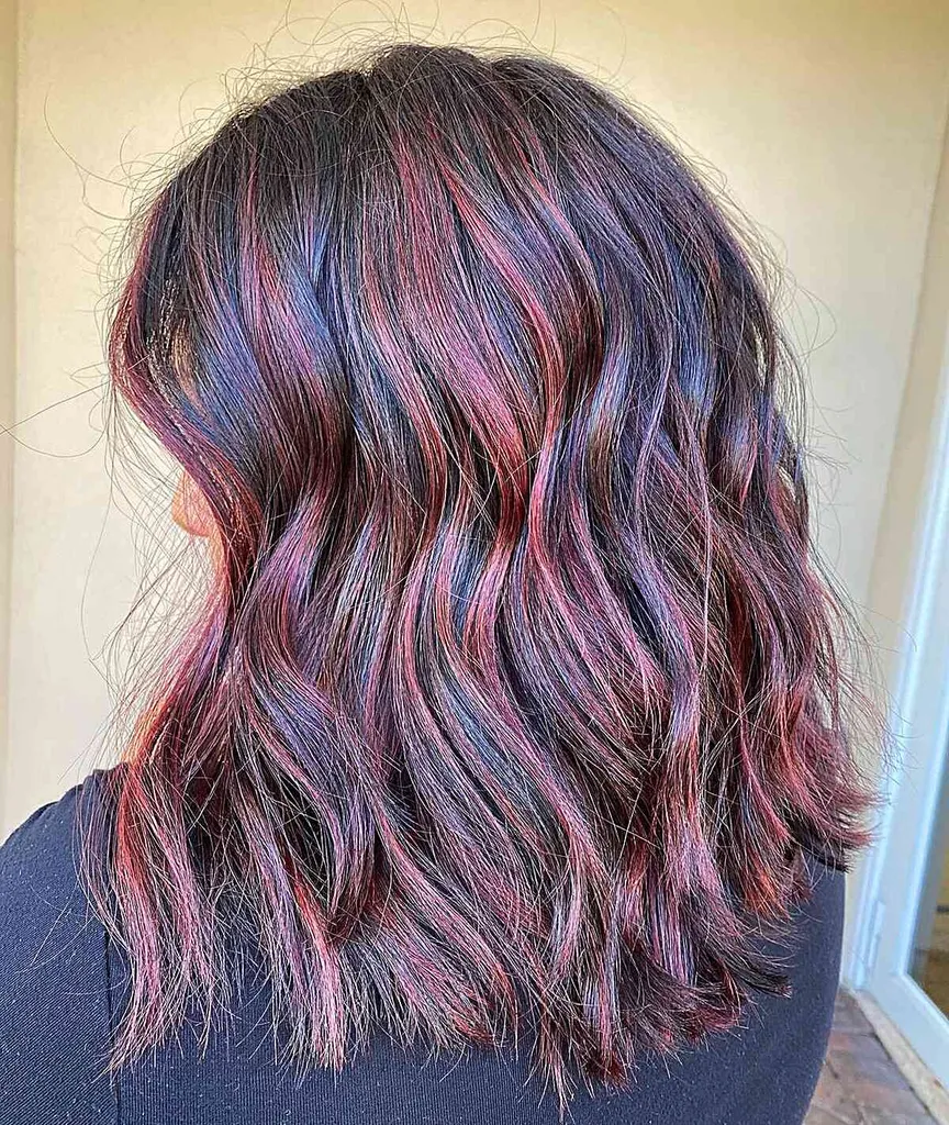 Geschmolzener kastanienbrauner Burgunder-Balayage auf längerem dunklen Haar' title=