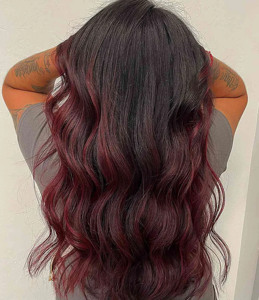 25 Burgunder-Balayage-Haarfarben-Ideen für einen kühlen rötlichen Farbton' title=