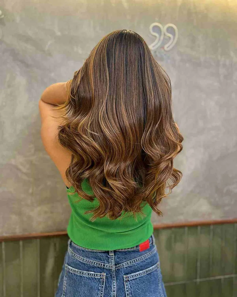 두꺼운 모발을 가진 여성을 위한 딥 브라운 베이스의 골든 발라야쥬 하이라이트' title=