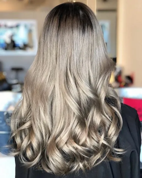 건강해 보이는 라이트 골든 애쉬 브라운' title=