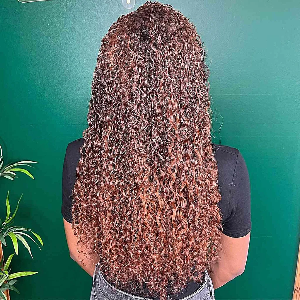 パンプキンスパイス鎖骨カットのサイド分けバーントオレンジヘア' title=