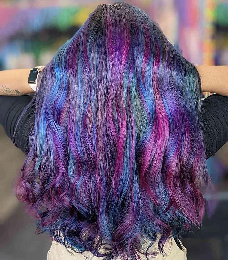 „Galaxy-toned“ stambūs akcentai ant ilgų plaukų' title=