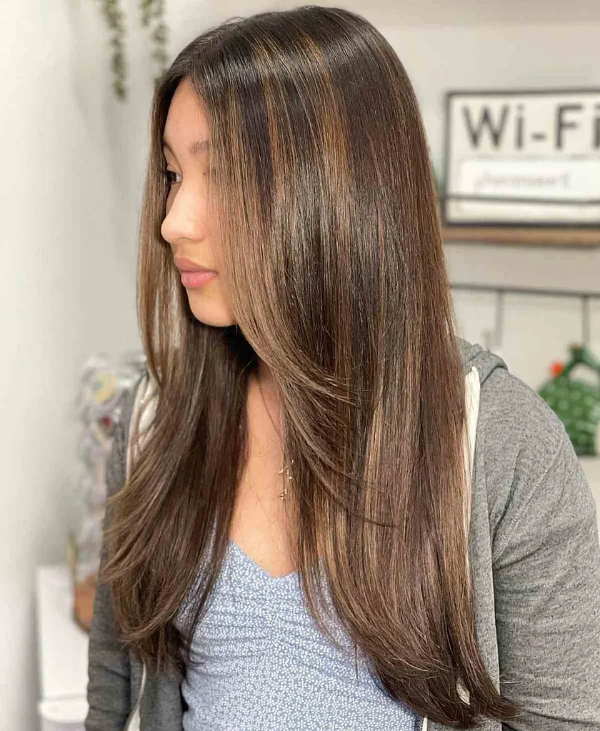 Destaques em marrom dourado na tendência e balayage parcial' title=