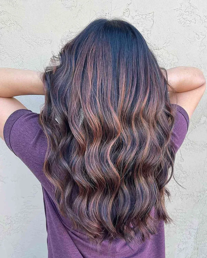 Balayage parcial castanho-aloirado sutil' title=