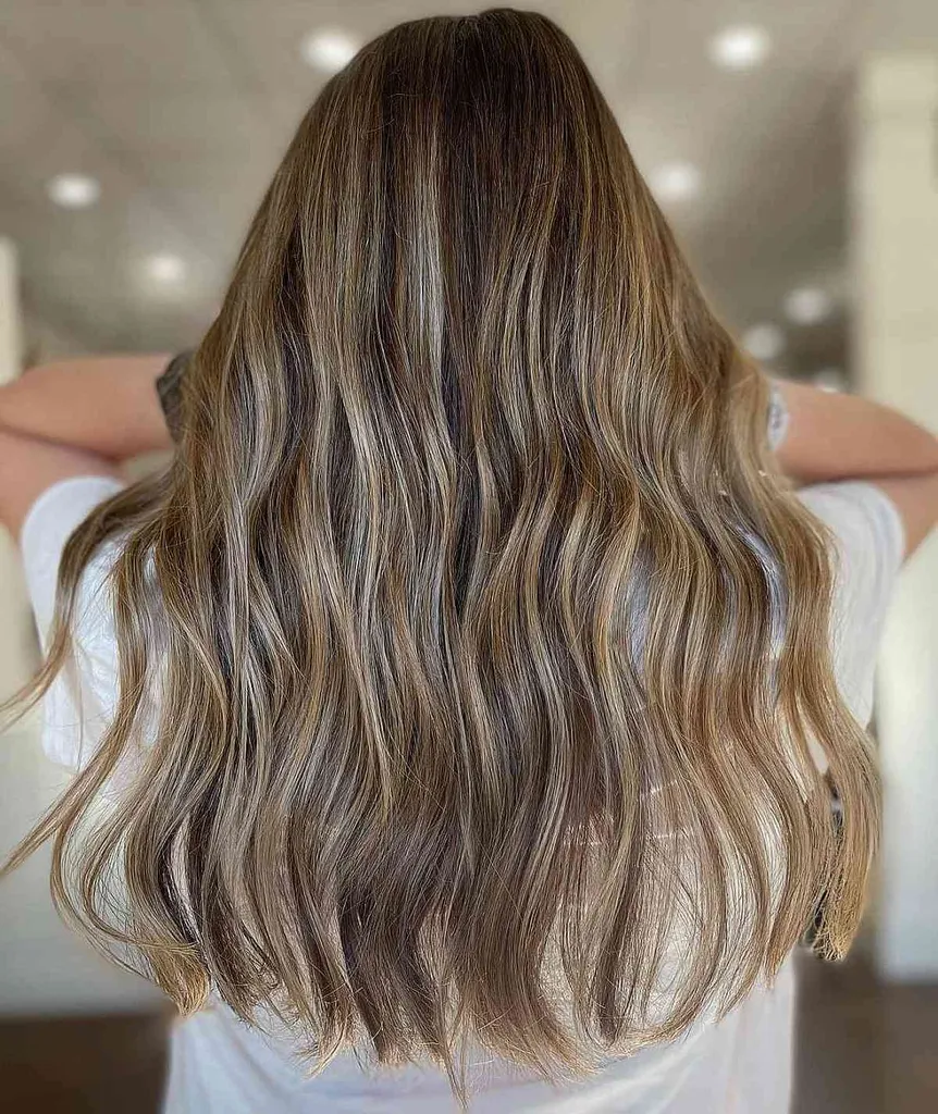 Lindo cabelo castanho claro com mechas platinadas e balayage parcial' title=