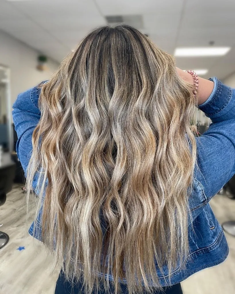 Piesočnato béžovohnedá s tmavými korienkami' title=