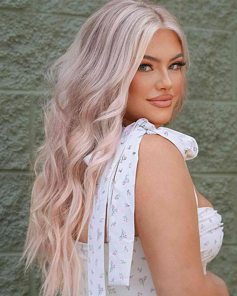 Lys rødme rosa langt hår med lagvis tekstur' title=