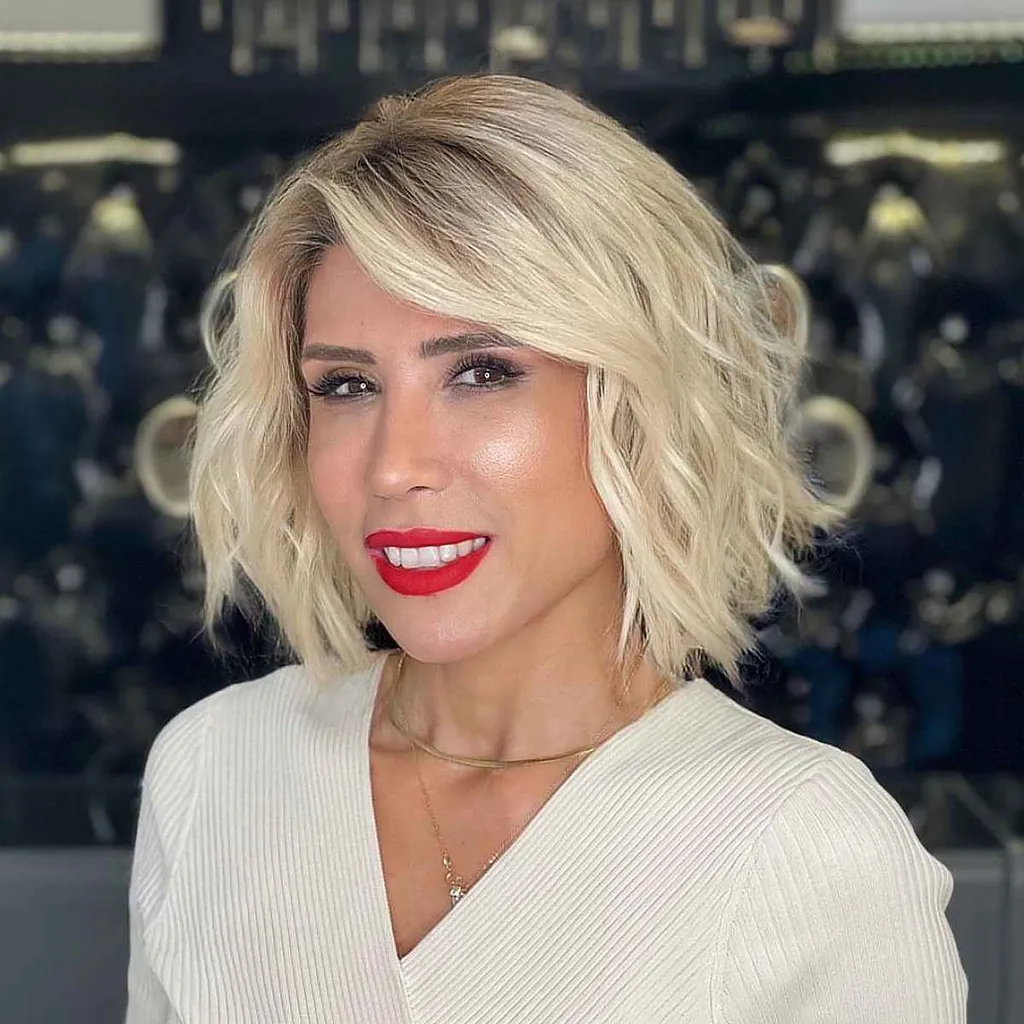 teplá blond s malými tmavými korienkami' title=