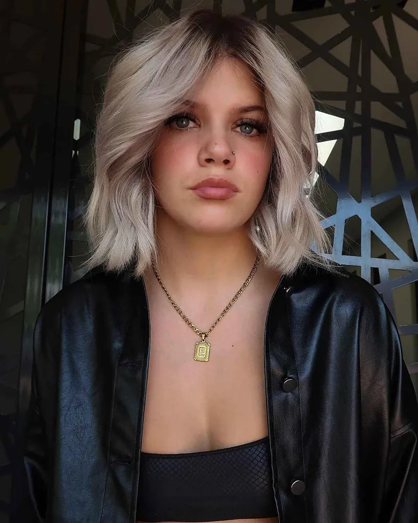 ľadové blond vlasy s pretiahnutými tmavými korienkami' title=